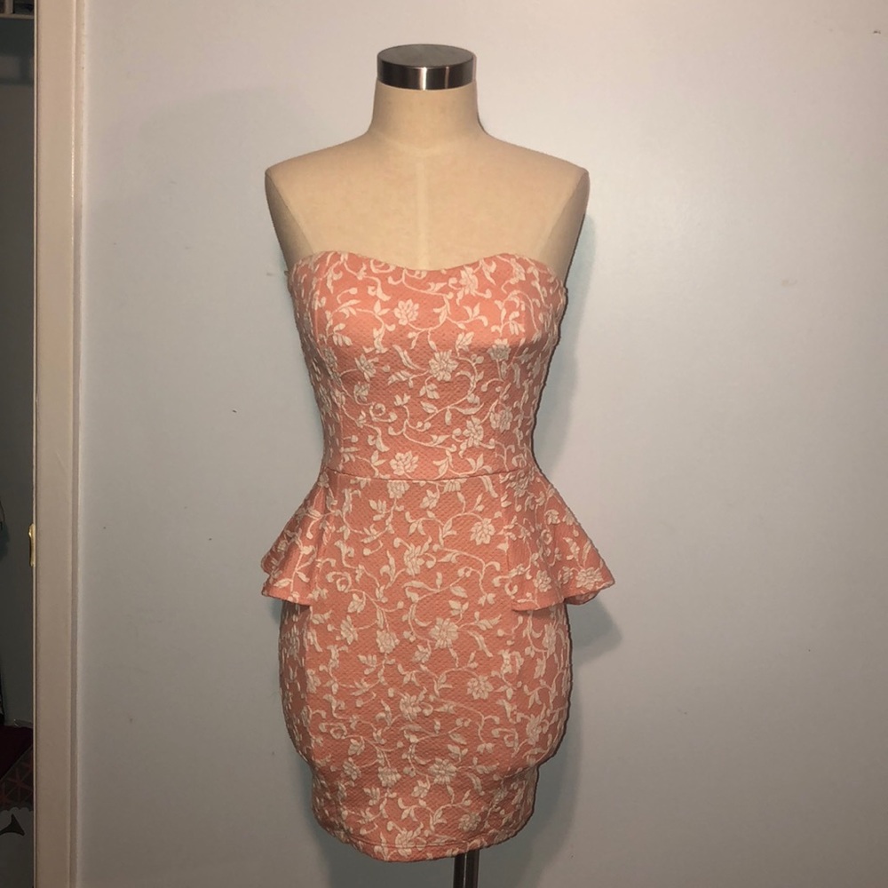 Printed peplum dress in peach